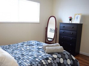 1 bedroom, desk, free WiFi - Modern 2BR Apartment - Close to Silicon Valley (Santa Clara)