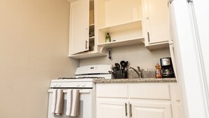 Unclassified image, 2 of 12, button - Cozy Studio Nestled in the Heart of West Oakland (Emeryville)