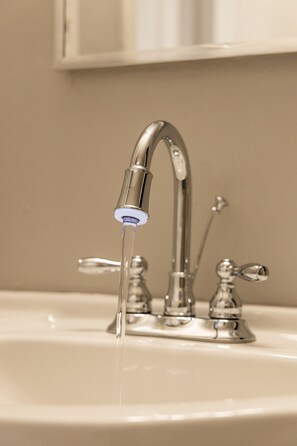 Apartment (Cozy Studio nestled in the heart of W) | Bathroom