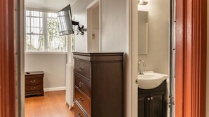 Unclassified image, 4 of 12, button - Cozy Studio Nestled in the Heart of West Oakland (Emeryville)