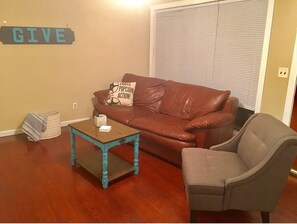 House (Cozy 3 Bed 12 minutes Ft Benning - Wa) | Living room