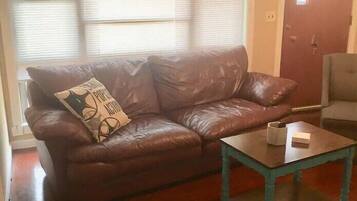 House (Cozy 3 Bed 12 minutes Ft Benning - Wa) | Living room | TV