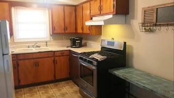House (Cozy 3 Bed 12 minutes Ft Benning - Wa) | Private kitchen | Fridge, microwave, dishwasher, coffee/tea maker