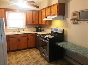 House (Cozy 3 Bed 12 minutes Ft Benning - Wa) | Private kitchen