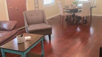 House (Cozy 3 Bed 12 minutes Ft Benning - Wa) | Living room | TV