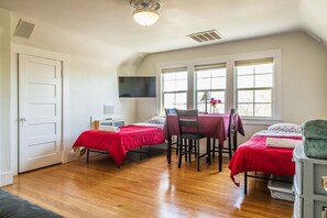 Appartement (Large and Bright 3 Bedroom With Room ) | 3 chambres, bureau, accès au Wi-Fi (inclus), literie fournie