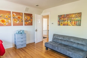 Apartment (Large and Bright 3 Bedroom With Room ) | Living room