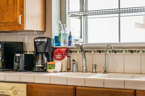 Appartement (Large and Bright 3 Bedroom With Room ) | 3 chambres, bureau, accès au Wi-Fi (inclus), literie fournie
