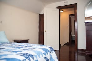 2 habitaciones, escritorio y internet por cable gratis 