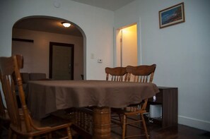 Een koelkast, een magnetron, een oven, een koffiezetapparaat/waterkoker