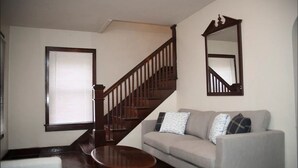 2 bedrooms, desk, internet