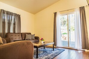 Living room - Cozy Oakland 2 Bedroom w/ Backyard (Oakland)