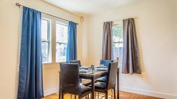 House (Cozy Oakland 2 Bedroom w/ Backyard) | Private kitchen