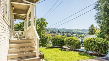 House (Cozy Oakland 2 Bedroom w/ Backyard) | Property grounds