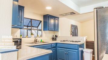 House (Cozy Oakland 2 Bedroom w/ Backyard) | Private kitchen