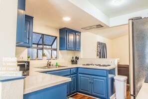 House (Cozy Oakland 2 Bedroom w/ Backyard) | Private kitchen - Cozy Oakland 2 Bedroom w/ Backyard (Oakland)