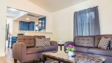 House (Cozy Oakland 2 Bedroom w/ Backyard) | Living room | TV