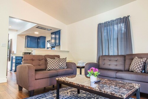 Cozy Oakland 2 Bedroom w/ Backyard