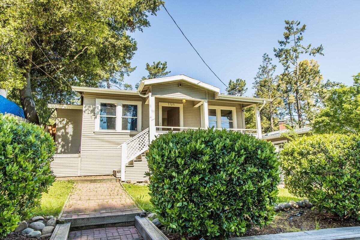 House (Cozy Oakland 2 Bedroom w/ Backyard) | Exterior