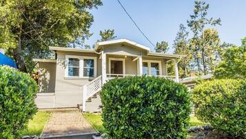 House (Cozy Oakland 2 Bedroom w/ Backyard) | Exterior