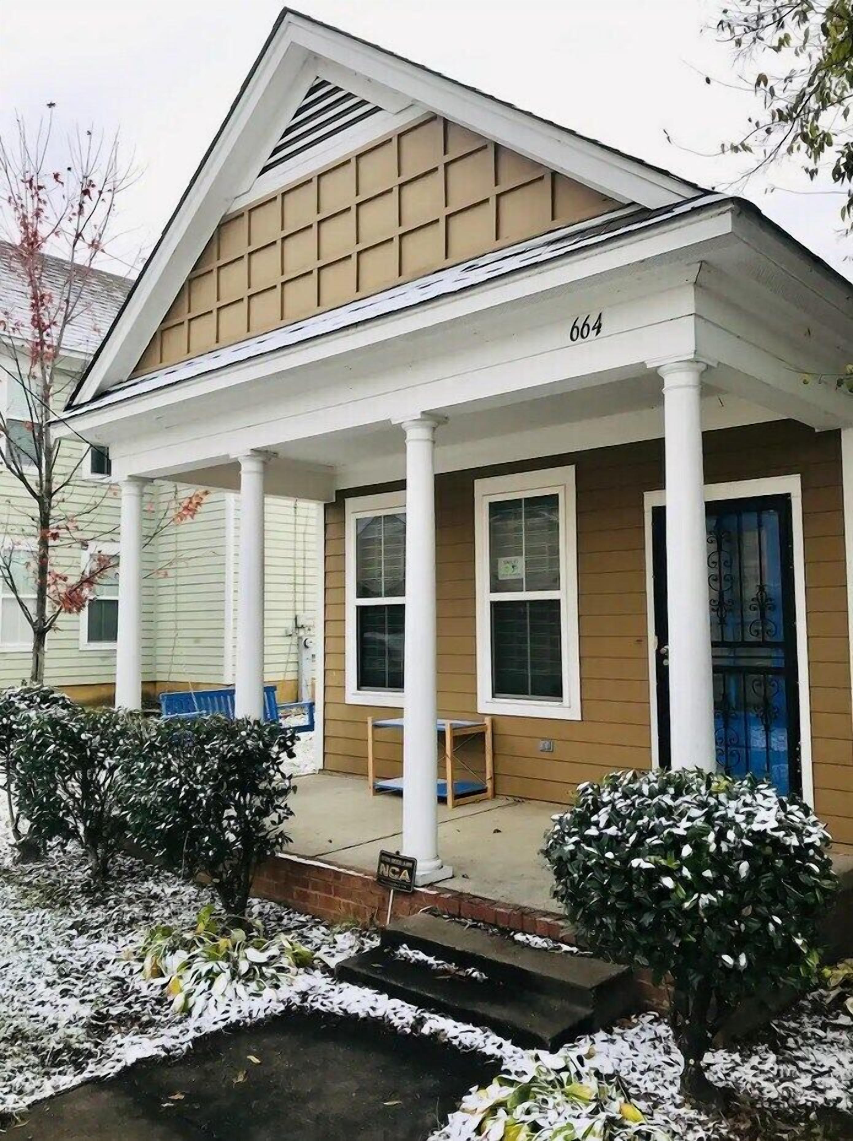 Bungalow (The Blue Door Bungalow - ideal for a ) | Bahagian luar