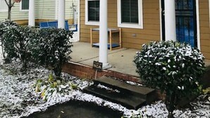 Bungalow (The Blue Door Bungalow - ideal for a ) | Exterior