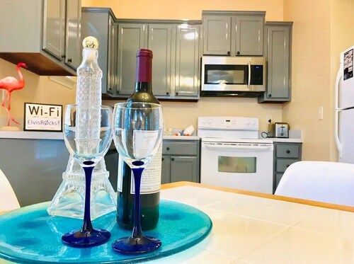 The Blue Door Bungalow - Ideal for a Group of 7