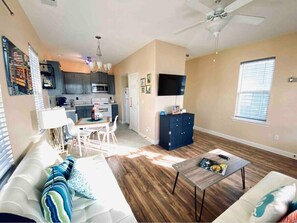 Bungalow (The Blue Door Bungalow - ideal for a ) | Phòng khách | TV