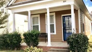 Bungalow (The Blue Door Bungalow - ideal for a ) | Exterior