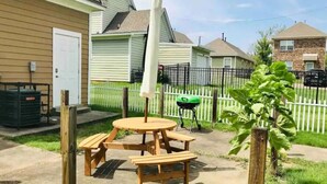 Bungalow (The Blue Door Bungalow - ideal for a ) | Property grounds