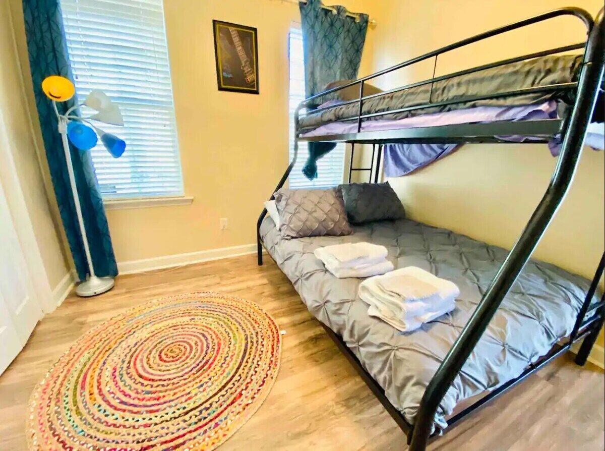 Bungalow (The Blue Door Bungalow - ideal for a ) | 2 bilik tidur, meja, Wi-fi percuma 