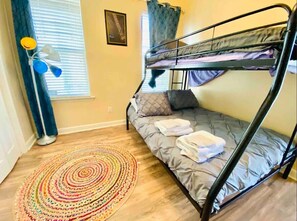 Bungalow (The Blue Door Bungalow - ideal for a ) | 2 phòng ngủ, bàn, truy cập Internet không dây miễn phí