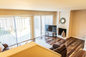 Apartamento (Sunny Concord Two Bed) | Sala de estar | TV