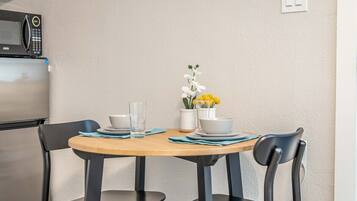 Apartemen | Dapur pribadi | Lemari es, microwave, mesin pencuci piring, dan mesin pembuat kopi/teh