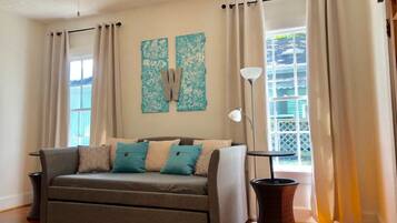 Apartemen (Open floorplan 12 minutes Ft Benning*) | Ruang keluarga | TV