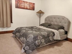 2 bedrooms, desk, free wired internet - Charming Shorewood Home Close to Lake Michigan (Milwaukee)