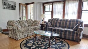 TV, streaming services - Charming Shorewood Home Close to Lake Michigan (Milwaukee)
