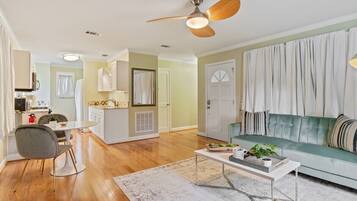 Rumah (Updated 1-bedroom house in Baton Roug) | Ruang keluarga | TV