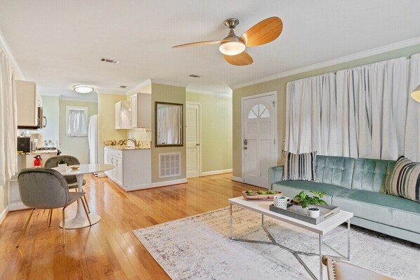 House (Updated 1-bedroom house in Baton Roug) | Living room | TV