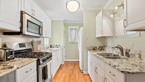 Casa (Updated 1-bedroom house in Baton Roug) | Cozinha privada | Cafeteira/chaleira, geladeira, micro-ondas, cooktop