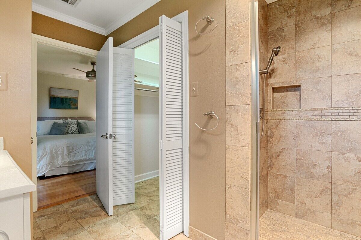 House (Updated 1-bedroom house in Baton Roug) | Bathroom | Soap