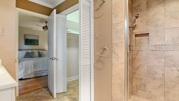 House (Updated 1-bedroom house in Baton Roug) | Bathroom | Soap