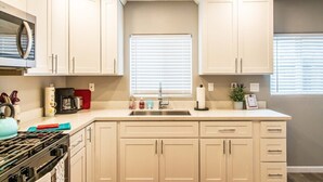 Appartement | Cuisine privée | Cafetière/bouilloire, réfrigérateur, micro-ondes
