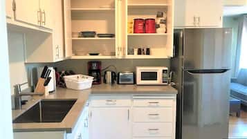 Apartment | Private kitchen | Fridge, microwave, coffee/tea maker, cookware/dishes/utensils