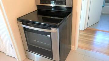 Apartment | Private kitchen | Fridge, microwave, coffee/tea maker, cookware/dishes/utensils