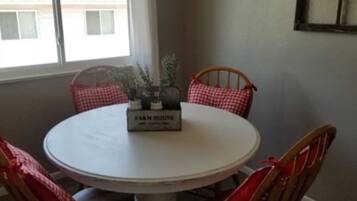 Tủ lạnh, lò vi sóng, máy rửa bát, dụng cụ pha cà phê/trà