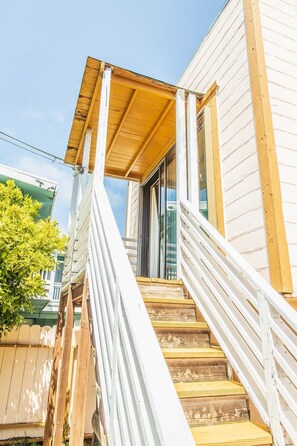 Exterior - Large 2 Bed w/ Room For 8 (San Bruno)