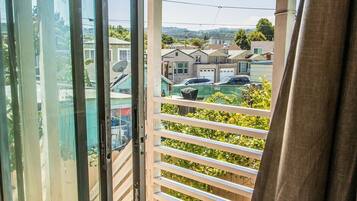 Apartemen (Large 2 Bed w/ Room For 8) | Balkon