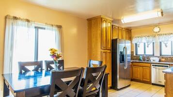 Apartemen (Large 2 Bed w/ Room For 8) | Dapur pribadi | Lemari es, microwave, kompor, dan mesin pencuci piring