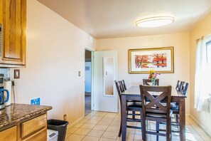 Apartment (Large 2 Bed w/ Room For 8) | Eigene Küche | Kühlschrank, Mikrowelle, Herdplatte, Geschirrspüler